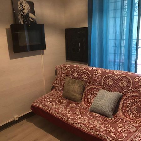 Studio "Maryline" Sejours Parisiens Abordables - Rez De Chaussee Sur Beau Patio Ombrage- Accessible Handcaps - Grand Canape-Lit Clic Clac 2 Places - Cuisine Equipee - Salle De Bains - 5 Minutes Du Metro Brochant Ligne 13,Bus 74 Et 31 Exterior photo