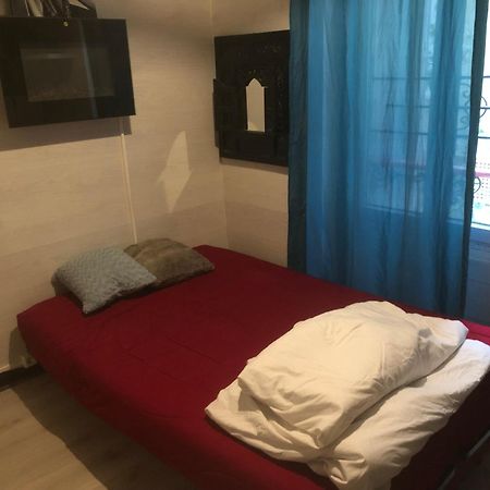 Studio "Maryline" Sejours Parisiens Abordables - Rez De Chaussee Sur Beau Patio Ombrage- Accessible Handcaps - Grand Canape-Lit Clic Clac 2 Places - Cuisine Equipee - Salle De Bains - 5 Minutes Du Metro Brochant Ligne 13,Bus 74 Et 31 Exterior photo