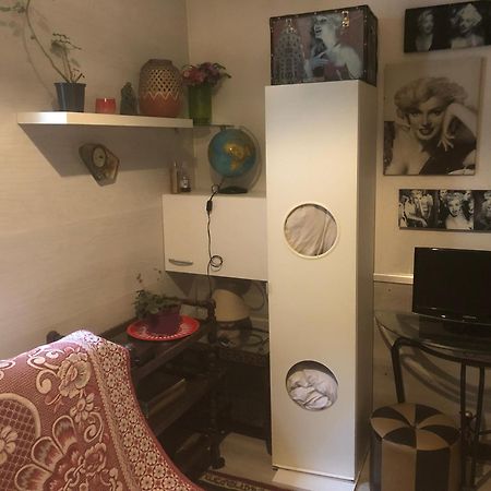 Studio "Maryline" Sejours Parisiens Abordables - Rez De Chaussee Sur Beau Patio Ombrage- Accessible Handcaps - Grand Canape-Lit Clic Clac 2 Places - Cuisine Equipee - Salle De Bains - 5 Minutes Du Metro Brochant Ligne 13,Bus 74 Et 31 Exterior photo