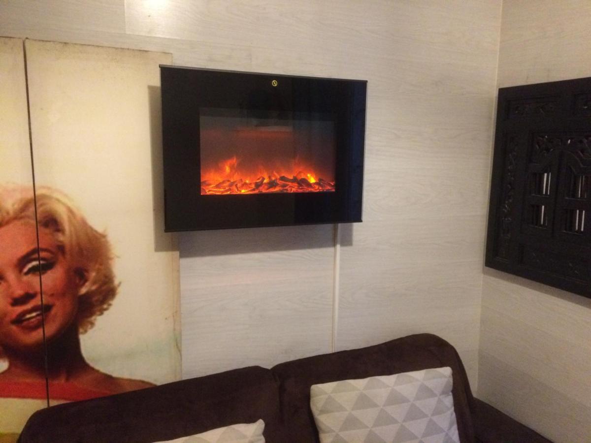Studio "Maryline" Sejours Parisiens Abordables - Rez De Chaussee Sur Beau Patio Ombrage- Accessible Handcaps - Grand Canape-Lit Clic Clac 2 Places - Cuisine Equipee - Salle De Bains - 5 Minutes Du Metro Brochant Ligne 13,Bus 74 Et 31 Exterior photo