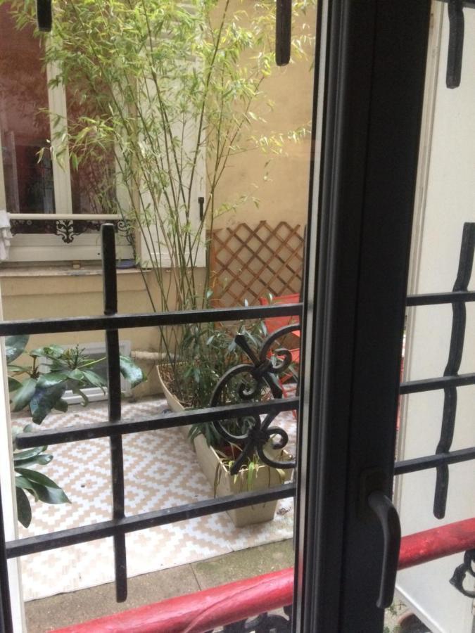 Studio "Maryline" Sejours Parisiens Abordables - Rez De Chaussee Sur Beau Patio Ombrage- Accessible Handcaps - Grand Canape-Lit Clic Clac 2 Places - Cuisine Equipee - Salle De Bains - 5 Minutes Du Metro Brochant Ligne 13,Bus 74 Et 31 Exterior photo