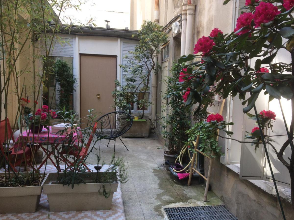 Studio "Maryline" Sejours Parisiens Abordables - Rez De Chaussee Sur Beau Patio Ombrage- Accessible Handcaps - Grand Canape-Lit Clic Clac 2 Places - Cuisine Equipee - Salle De Bains - 5 Minutes Du Metro Brochant Ligne 13,Bus 74 Et 31 Exterior photo