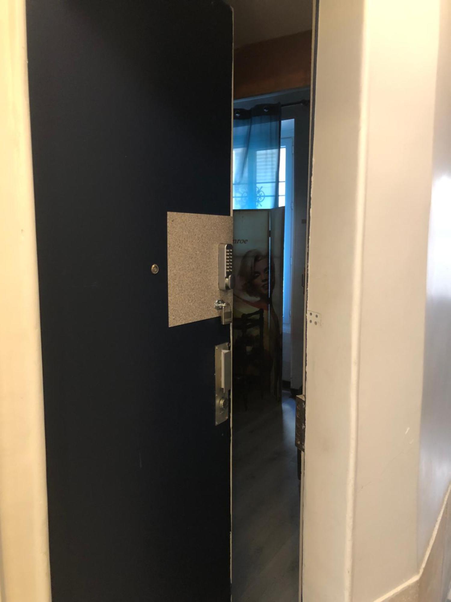 Studio "Maryline" Sejours Parisiens Abordables - Rez De Chaussee Sur Beau Patio Ombrage- Accessible Handcaps - Grand Canape-Lit Clic Clac 2 Places - Cuisine Equipee - Salle De Bains - 5 Minutes Du Metro Brochant Ligne 13,Bus 74 Et 31 Exterior photo