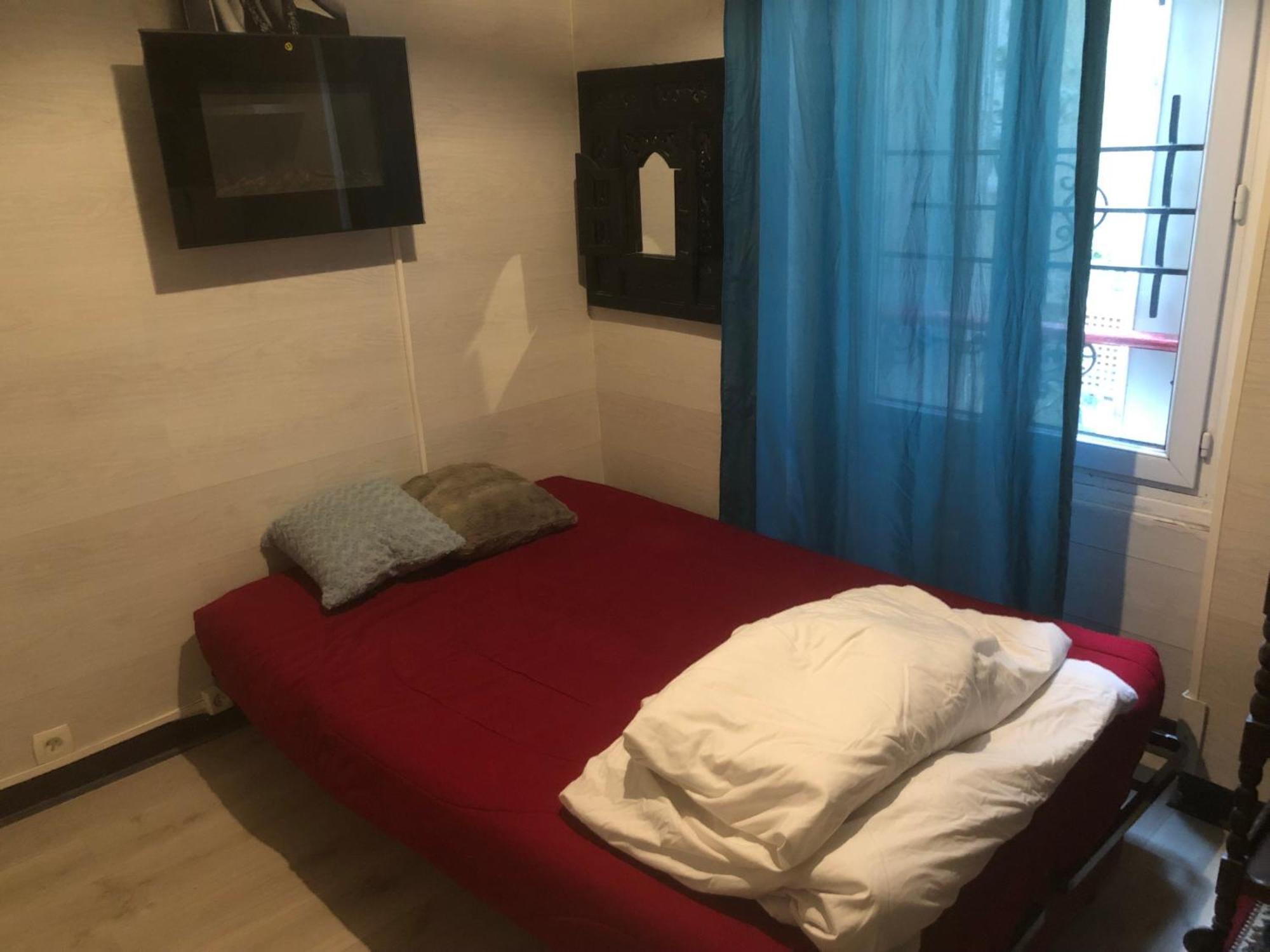 Studio "Maryline" Sejours Parisiens Abordables - Rez De Chaussee Sur Beau Patio Ombrage- Accessible Handcaps - Grand Canape-Lit Clic Clac 2 Places - Cuisine Equipee - Salle De Bains - 5 Minutes Du Metro Brochant Ligne 13,Bus 74 Et 31 Exterior photo