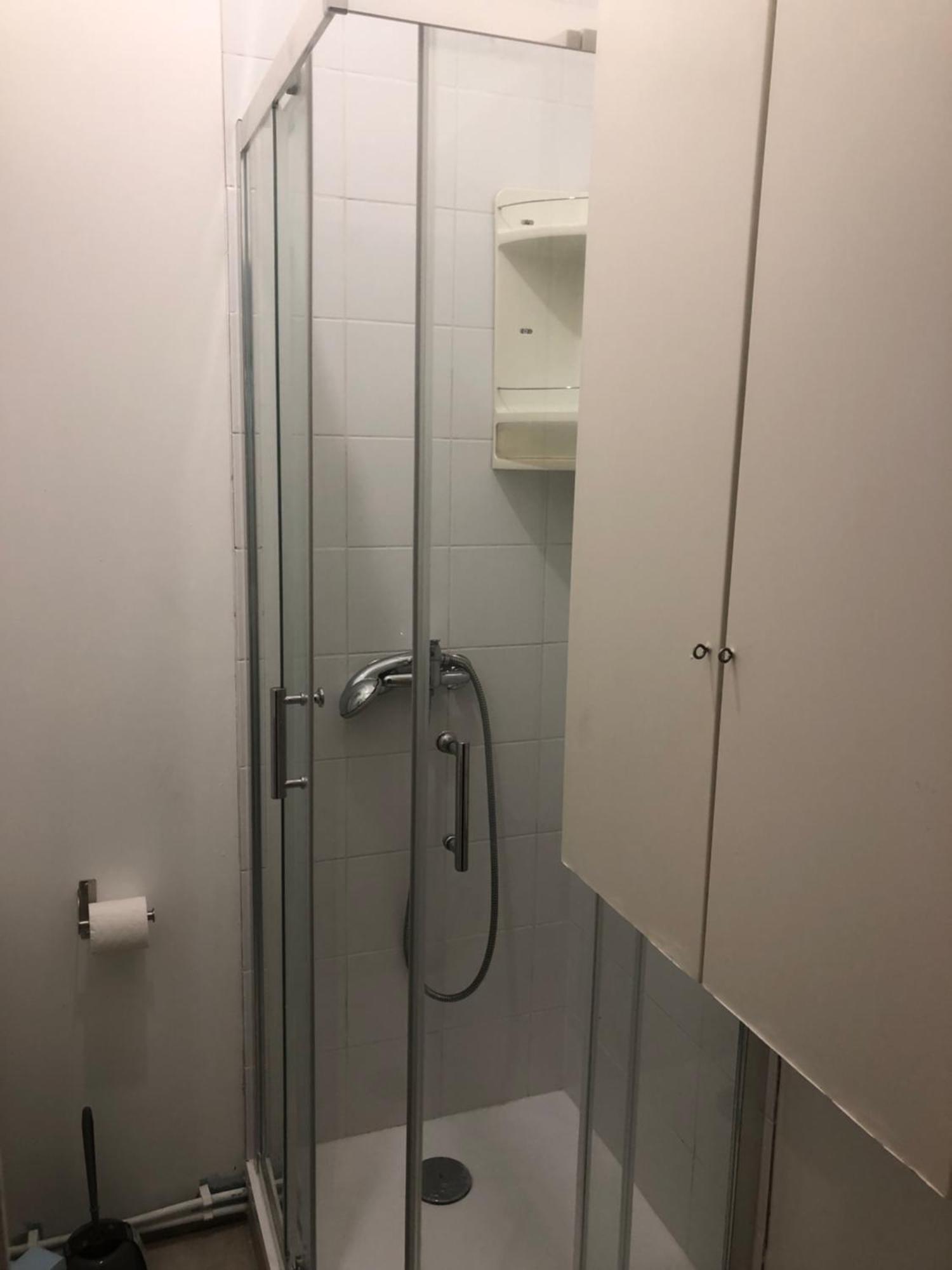 Studio "Maryline" Sejours Parisiens Abordables - Rez De Chaussee Sur Beau Patio Ombrage- Accessible Handcaps - Grand Canape-Lit Clic Clac 2 Places - Cuisine Equipee - Salle De Bains - 5 Minutes Du Metro Brochant Ligne 13,Bus 74 Et 31 Exterior photo